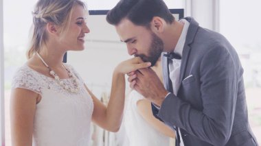 Gelin ve damat gelinlik töreni hazırlamak.