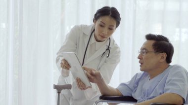 Hastanedeki ya da klinikteki hastalarla doktor ilgileniyor. Sağlık hizmetleri kavramı.