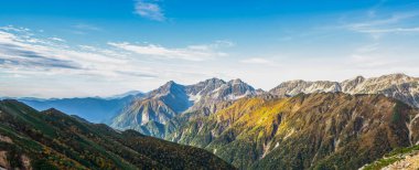 Panoramik dağ manzarası.