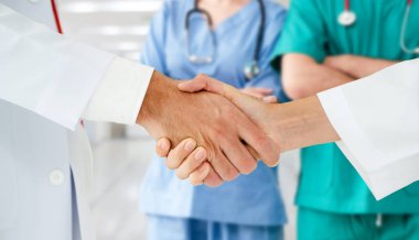 Doktor diğer doktorlar ile hastanede çalışıyor.