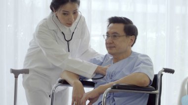 Hastanedeki ya da klinikteki hastalarla doktor ilgileniyor. Sağlık hizmetleri kavramı.