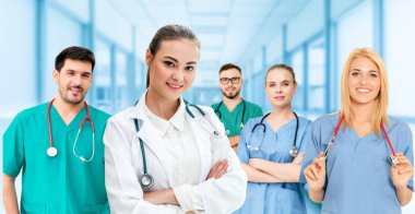 Hastane ofisinde ya da klinikte çalışan profesyonel doktor diğer doktorlar, hemşire ve cerrahlarla birlikte..