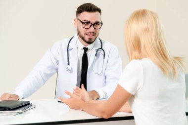 Hastane Ofisinde Erkek Doktor ve Kadın Hasta