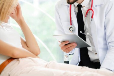 Hastane Ofisinde Erkek Doktor ve Kadın Hasta