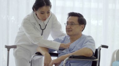 Hastanedeki ya da klinikteki hastalarla doktor ilgileniyor. Sağlık hizmetleri kavramı.