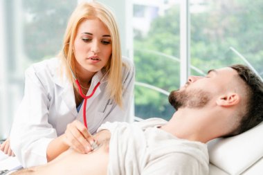 Kadın Doktor ve Erkek Hasta Hastane Ofisinde