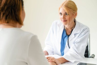 Kadın Doktor ve Kadın Hasta Hastane Ofisinde