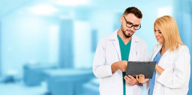 Doktorlar iş arkadaşlarıyla hastanede çalışıyorlar..