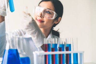 Biyokimya laboratuvarında çalışan bilim adamı.