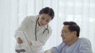 Hastanedeki ya da klinikteki hastalarla doktor ilgileniyor. Sağlık hizmetleri kavramı.