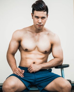 Kaslı adam vücut geliştirmeci dumbbells ile eğitim.