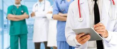 Doktor diğer doktorlar ile hastanede çalışıyor.