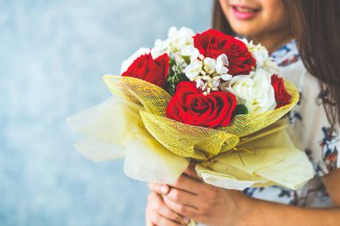 Sevgililer gününde gül hediye tutan mutlu kadın.
