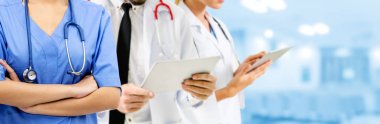 Doktor diğer doktorlar ile hastanede çalışıyor.