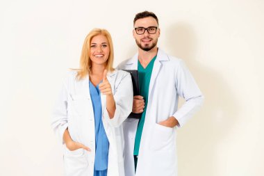 Beyaz arka planda kendine güvenen doktorların portresi.
