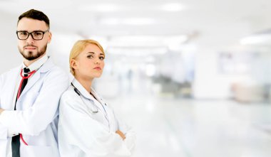 Doktorlar iş arkadaşlarıyla hastanede çalışıyorlar..