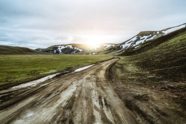 İzlanda 'nın dağlık bölgelerinde Landmanalaugar Yolu.
