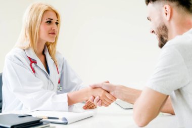 Kadın Doktor ve Erkek Hasta Hastane Ofisinde