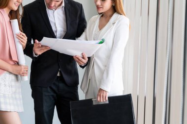 İşadamı ve işkadını ofiste çalışıyor..