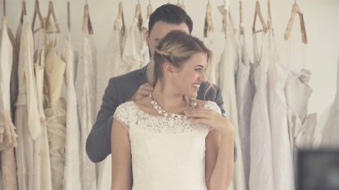Gelin ve damat gelinlik töreni hazırlamak.