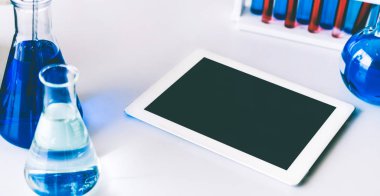 Kimya laboratuvarında tablet bilgisayar.