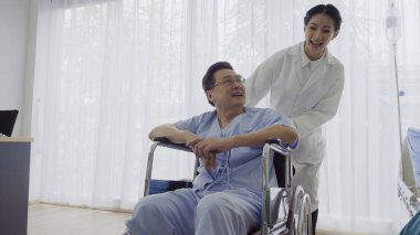 Hastanedeki ya da klinikteki hastalarla doktor ilgileniyor. Sağlık hizmetleri kavramı.