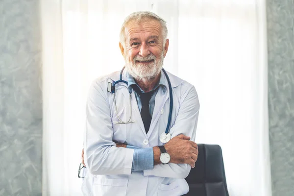 Médico que trabalha no escritório do hospital . — Fotografia de Stock