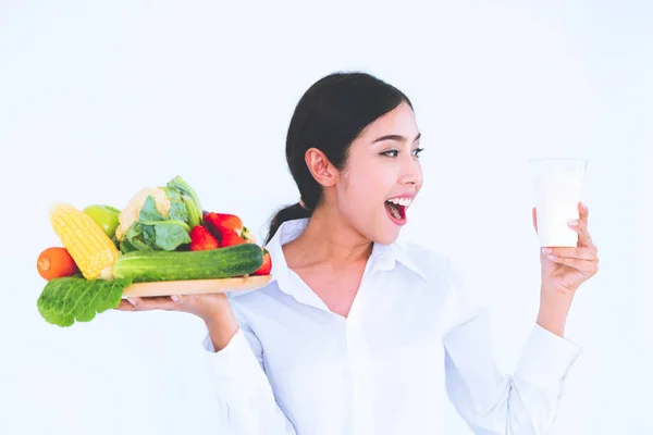 Dietetyka kobieta prezentacji zdrowej diety żywności. — Zdjęcie stockowe