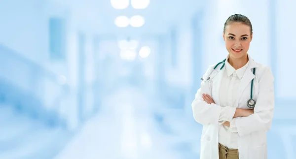 Mulher médica que trabalha no consultório do hospital. — Fotografia de Stock