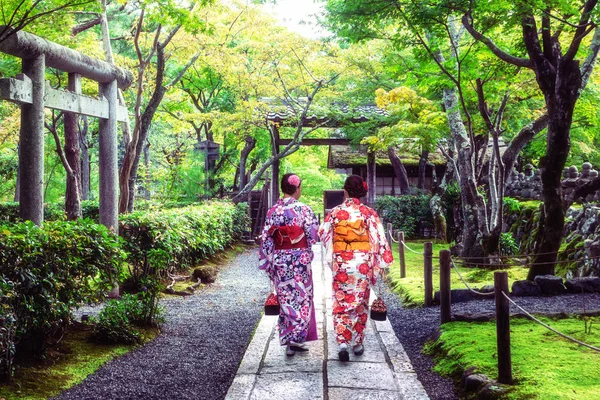 日本庭園の旅行者,京都,日本 — ストック写真