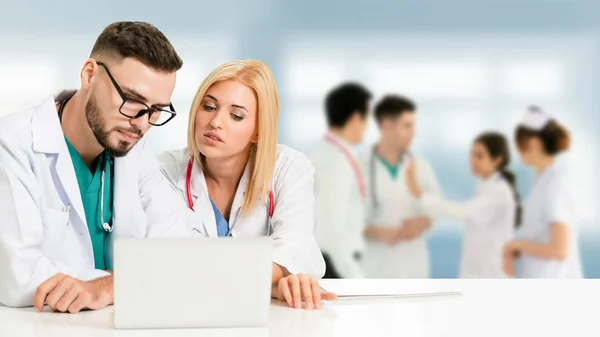 Médico que trabalha no hospital com outros médicos . — Fotografia de Stock