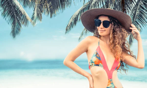 Joyeux jeune femme à la plage en vacances d'été . — Photo