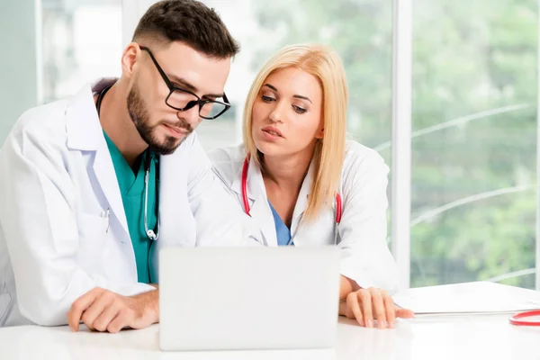 Dos médicos socio trabaja en el consultorio en el hospital . — Foto de Stock