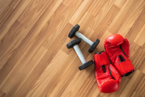 Guantes de boxeo rojos sobre fondo de madera . —  Fotos de Stock