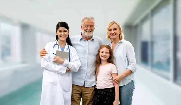 Doctor with happy family at hospital. — Stock Photo, Image