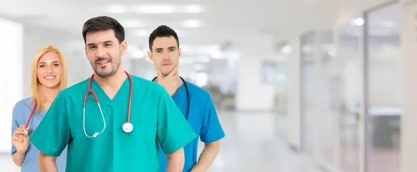 Médico que trabalha no hospital com outros médicos . — Fotografia de Stock