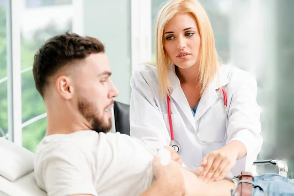 Woman Doctor and Male Patient in Hospital Office — Stock Photo, Image
