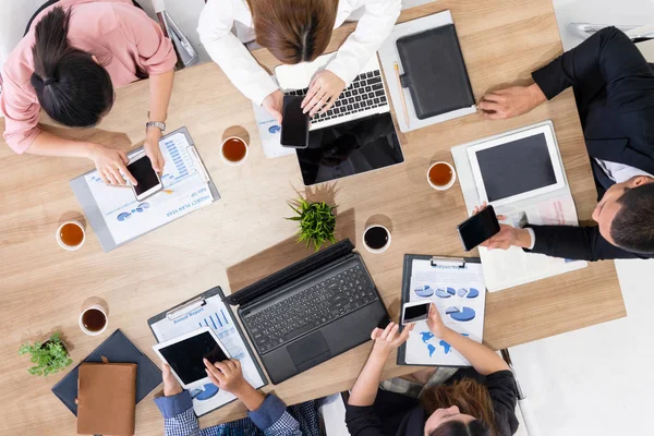 Gente de negocios en reunión de grupo en la oficina. — Foto de Stock