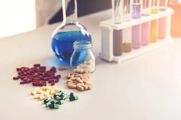 Medicine pills and tablets in research lab. — Stock Photo, Image