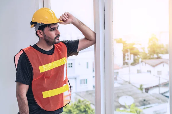 Byggnadsingenjör arbetstagare som arbetar i Office. — Stockfoto