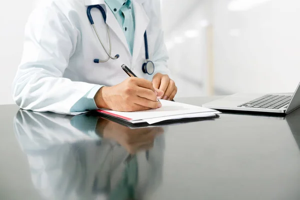 Médecin Assis Table Écrivant Rapport Document Dans Bureau Hôpital Personnel — Photo