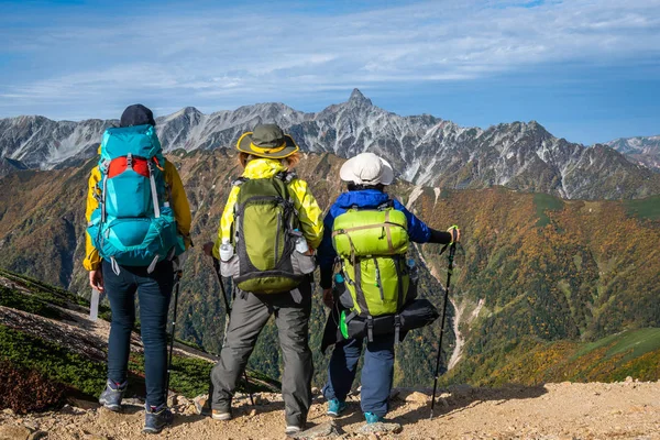 Yürüyüşçü Japonya'da dağda trekking etkinliği yapmak.