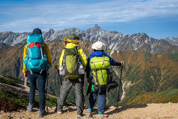 Wandelaar doen trekking activiteit op de berg in Japan. — Stockfoto