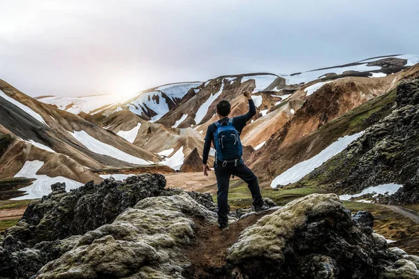 Caminhada de viajantes em Landmannalaugar Islândia Highland — Fotografia de Stock