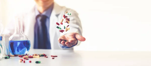 Pastillas de medicamentos y tabletas en el laboratorio de investigación . — Foto de Stock