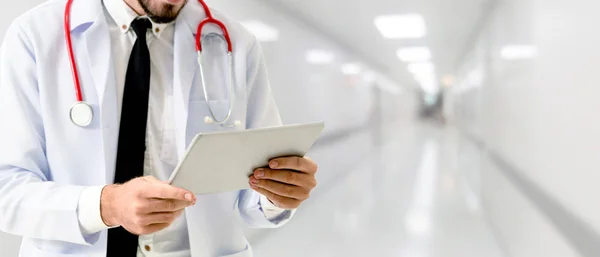 Лікар використовує планшетний комп'ютер у лікарні . — стокове фото