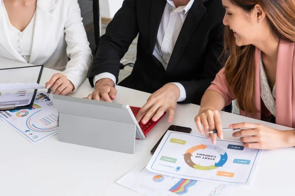 Businessman and businesswomen working in office. — Stock Photo, Image