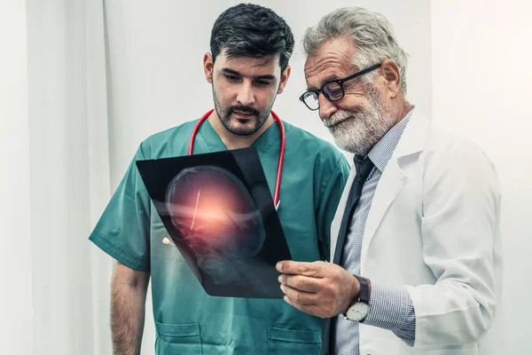Doctor in het ziekenhuis werken aan x ray film afbeelding. — Stockfoto