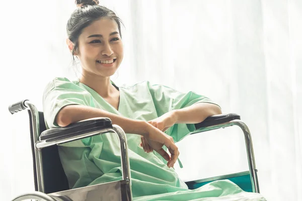 Feliz paciente sentado em cadeira de rodas no hospital. Saúde médicac — Fotografia de Stock