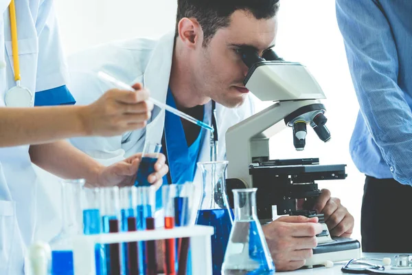 Groep wetenschappers werkzaam in chemisch labo. — Stockfoto